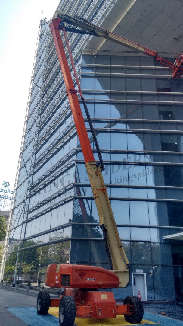 Boom lift facade access